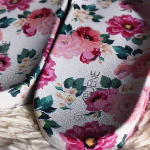 ๐ท๏ธ2/$20๐ท๏ธ NWOT floral slides - Picture 5 of 5
